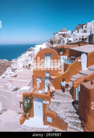 Santorini Grecia, coppia di mezza età europeo e asiatico in vacanza al villaggio greco Oia Santorini Foto Stock