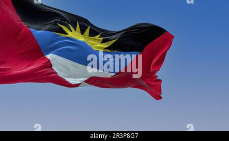 Vista ravvicinata della bandiera nazionale di Antigua e Barbuda che sventola nel vento Foto Stock