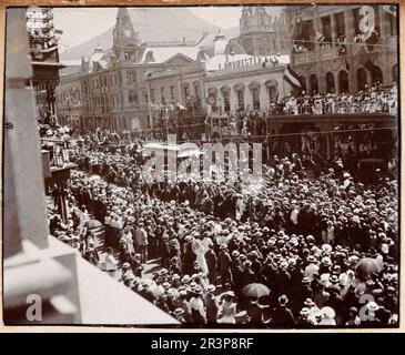 Folle di visitatori della City of London Imperial Volunteers CIV a Città del Capo durante la seconda guerra del Boer, Sud Africa, British Military History 1900, Fotografia Vintage Foto Stock