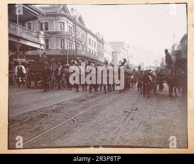 Cape Garrison Artillery banda militare marciando giù per strada, Città del Capo Sud Africa, seconda Guerra Boera, British Military History 1900, fotografia d'epoca Foto Stock