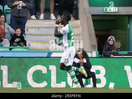 Elie Youan di Hibernian festeggia il primo goal del gioco durante la partita Cinch Premiership a Easter Road, Edimburgo. Data immagine: Mercoledì 24 maggio 2023. Foto Stock