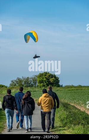 Normandia, Francia. Un parapendio sui campi di Longues-sur-mer, sito di una batteria costiera tedesca di cannoni della seconda guerra mondiale Foto Stock