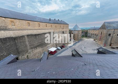 Sedan, Francia. Il cortile dell'hotel le Chateau Fort, costruito in un castello medievale Foto Stock