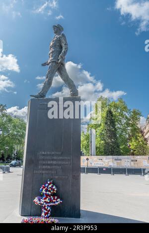 Parigi, Francia. Una statua che commemora l'ingresso di Charles de Gaulle nella città liberata di Parigi nell'agosto 1944 Foto Stock