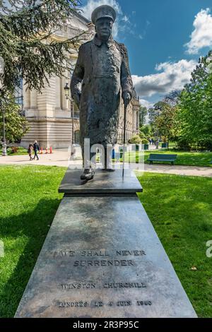 Parigi, Francia. Statua di Jean Cardot del primo ministro britannico Winston Churchill, che onorava il suo ruolo nella seconda guerra mondiale e la liberazione della Francia Foto Stock