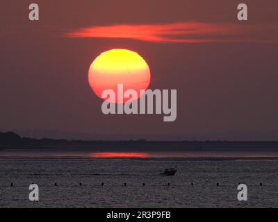 Sheerness, Kent, Regno Unito. 24th maggio, 2023. Meteo nel Regno Unito: Sunset in Sheerness, Kent. Credit: James Bell/Alamy Live News Foto Stock