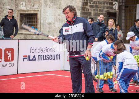 Oltre 500 bambini giocano con le quattro stelle dello sport english: Adriano Panatta, Francesco Graziani, Andrea Lucchetta e Juri Ceci. L'evento è Foto Stock