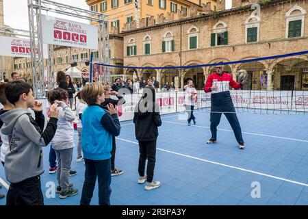 Oltre 500 bambini giocano con le quattro stelle dello sport english: Adriano Panatta, Francesco Graziani, Andrea Lucchetta e Juri Ceci. L'evento è Foto Stock