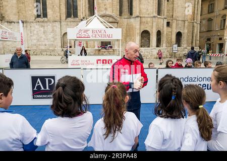 Oltre 500 bambini giocano con le quattro stelle dello sport english: Adriano Panatta, Francesco Graziani, Andrea Lucchetta e Juri Ceci. L'evento è Foto Stock