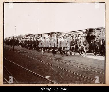 Faticoso partito dei Gordon Highlanders soliders, marciando in treno, Sud Africa, seconda Guerra Boera, Storia militare Britannica 1900, Fotografia d'epoca Foto Stock