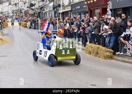 Prima edizione di una corsa libera soapbox nel cuore del centro della città di Crépy-en-Valois. Scatola di sapone fatta in casa che precipita lungo il pendio della strada principale. Foto Stock