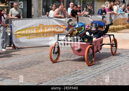 Prima edizione di una corsa libera soapbox nel cuore del centro della città di Crépy-en-Valois. Scatola di sapone fatta in casa che precipita lungo il pendio della strada principale. Foto Stock