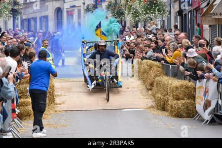 Prima edizione di una corsa libera soapbox nel cuore del centro della città di Crépy-en-Valois. Scatola di sapone fatta in casa che precipita lungo il pendio della strada principale. Foto Stock
