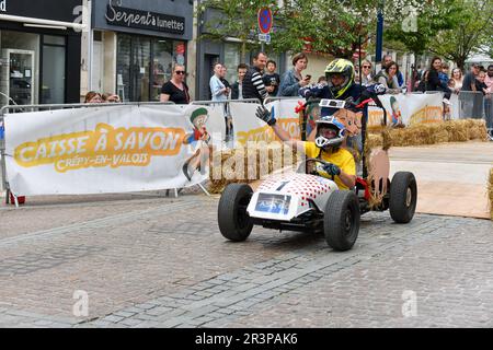 Prima edizione di una corsa libera soapbox nel cuore del centro della città di Crépy-en-Valois. Scatola di sapone fatta in casa che precipita lungo il pendio della strada principale. Foto Stock