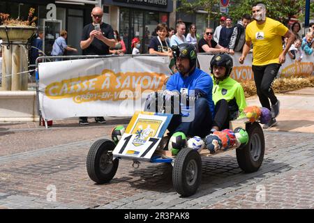 Prima edizione di una corsa libera soapbox nel cuore del centro della città di Crépy-en-Valois. Scatola di sapone fatta in casa che precipita lungo il pendio della strada principale. Foto Stock