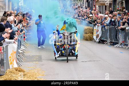 Prima edizione di una corsa libera soapbox nel cuore del centro della città di Crépy-en-Valois. Scatola di sapone fatta in casa che precipita lungo il pendio della strada principale. Foto Stock