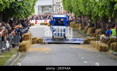 Prima edizione di una corsa libera soapbox nel cuore del centro della città di Crépy-en-Valois. Scatola di sapone fatta in casa che precipita lungo il pendio della strada principale. Foto Stock