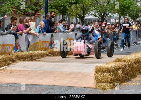 Prima edizione di una corsa libera soapbox nel cuore del centro della città di Crépy-en-Valois. Scatola di sapone fatta in casa che precipita lungo il pendio della strada principale. Foto Stock