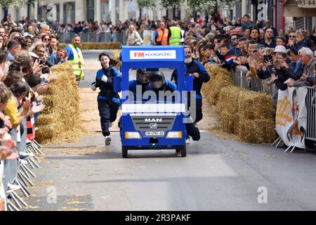 Prima edizione di una corsa libera soapbox nel cuore del centro della città di Crépy-en-Valois. Scatola di sapone fatta in casa che precipita lungo il pendio della strada principale. Foto Stock