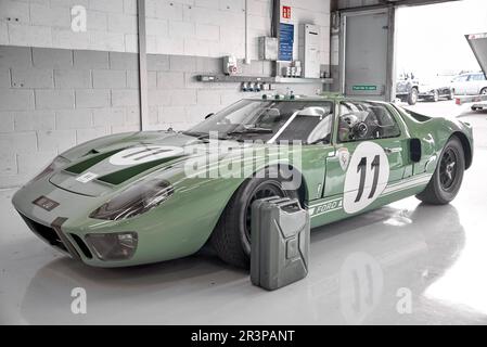 Ford GT40 mk. 1, 1965 vettura da corsa leggendaria degli Stati Uniti. 2023 VSCC Pomeroy Trophy vetture classiche circuito di Silverstone Inghilterra Regno Unito. leggendaria auto da corsa iconica. Foto Stock