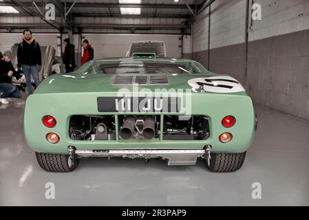 Ford GT40 mk. 1, 1965 vettura da corsa leggendaria degli Stati Uniti. 2023 VSCC Pomeroy Trophy vetture classiche circuito di Silverstone Inghilterra Regno Unito. leggendaria auto da corsa iconica. Foto Stock