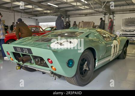 Ford GT40 mk. 1, 1965 vettura da corsa leggendaria degli Stati Uniti. 2023 VSCC Pomeroy Trophy vetture classiche circuito di Silverstone Inghilterra Regno Unito. leggendaria auto da corsa iconica. Foto Stock