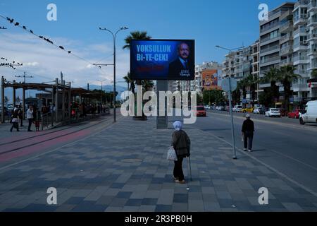 Smirne, Turchia. 24th maggio, 2023. La gente cammina sotto il poster elettorale di Kemal Kilicdaroglu, che è proiettato sul tabellone. Le immagini di Kemal Kilicdaroglu e Recep Tayyip Erdogan sono state esposte ancora una volta sui cartelloni, con le elezioni che si sono svolte al secondo turno. Credit: SOPA Images Limited/Alamy Live News Foto Stock