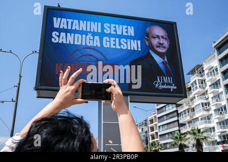 Smirne, Turchia. 24th maggio, 2023. Una donna scatta una foto del poster elettorale di Kemal Kilicdaroglu, proiettato sul cartellone. Le immagini di Kemal Kilicdaroglu e Recep Tayyip Erdogan sono state esposte ancora una volta sui cartelloni, con le elezioni che si sono svolte al secondo turno. Credit: SOPA Images Limited/Alamy Live News Foto Stock