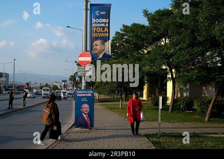 Smirne, Turchia. 24th maggio, 2023. Si vedono persone che camminano oltre i manifesti elettorali di Kemal Kilicdaroglu e Recep Tayyip Erdogan. Le immagini di Kemal Kilicdaroglu e Recep Tayyip Erdogan sono state esposte ancora una volta sui cartelloni, con le elezioni che si sono svolte al secondo turno. Credit: SOPA Images Limited/Alamy Live News Foto Stock