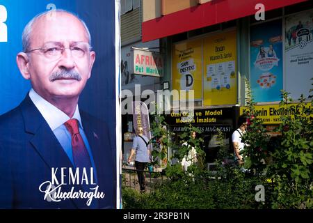 Smirne, Turchia. 24th maggio, 2023. La gente cammina oltre il manifesto elettorale di Kemal Kilicdaroglu. Le immagini di Kemal Kilicdaroglu e Recep Tayyip Erdogan sono state esposte ancora una volta sui cartelloni, con le elezioni che si sono svolte al secondo turno. Credit: SOPA Images Limited/Alamy Live News Foto Stock