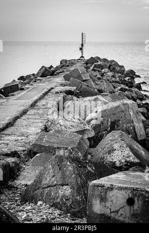 Breakwater a Workington South Pier Workington, Cumbria, Inghilterra Foto Stock