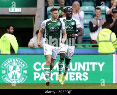 Kevin Nisbet di Hibernian (a sinistra) festeggia con Elie Youan dopo aver segnato il secondo gol del gioco dal punto di penalità durante la partita Cinch Premiership a Easter Road, Edimburgo. Data immagine: Mercoledì 24 maggio 2023. Foto Stock