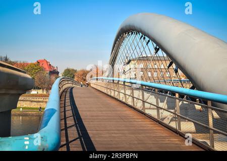 Cracovia, Polonia - 21 ottobre 2012: Primo piano sul ponte pedonale. Ponte sul fiume Wisla tra Kazimierz e i quartieri Podgorze, Cracovia, Polonia Foto Stock