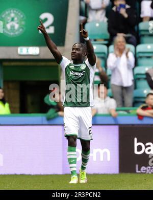 Elie Youan di Hibernian festeggia il terzo goal del gioco durante la partita Cinch Premiership a Easter Road, Edimburgo. Data immagine: Mercoledì 24 maggio 2023. Foto Stock