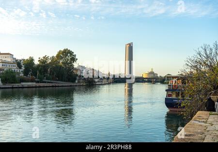 SIVIGLIA, SPAGNA - 1 GENNAIO 2023: Il fiume Guadalquivir al tramonto a Siviglia, Spagna il 1 gennaio 2023 Foto Stock