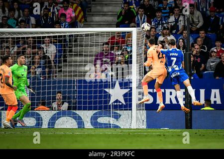 Barcellona, Spagna. 24th maggio, 2023. Puado (RCD Espanyol) e M. Hermoso (Atletico de Madrid) durante una partita la Liga Santander tra RCD Espanyol e Atletico de Madrid allo stadio RCDE, a Barcellona, in Spagna, il 24 maggio 2023. (Foto/Felipe Mondino) Credit: Live Media Publishing Group/Alamy Live News Foto Stock