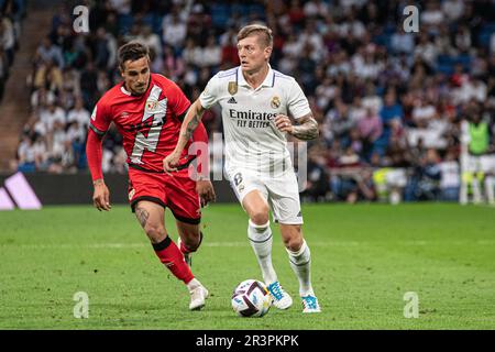 24th maggio 2023; Stadio Santiago Bernabeu, Madrid, Spagna, Calcio la Liga spagnola, Real Madrid contro Rayo Vallecano; toni Kroos passa davanti a Oscar Trejo Foto Stock