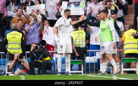 24th maggio 2023; Santiago Bernabeu Stadium, Madrid, Spagna, la Liga Football spagnola, Real Madrid contro Rayo Vallecano; Karim Benzema festeggia mentre segna il traguardo di apertura per il 1-0 nel 31st minuto Foto Stock