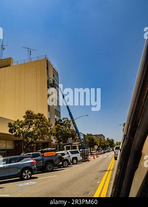 I lavoratori di un ascensore uomo lavorano all'esterno dell'edificio del Reed Center a Modesto California USA Foto Stock