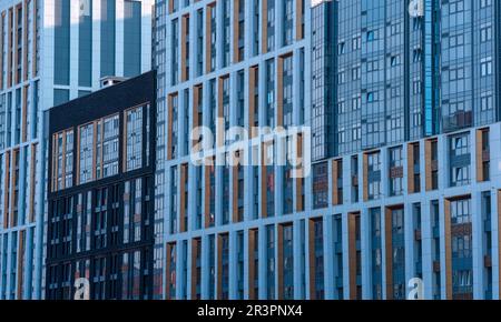 paesaggio urbano, sfondo urbano, gruppo di facciate di alti edifici moderni Foto Stock