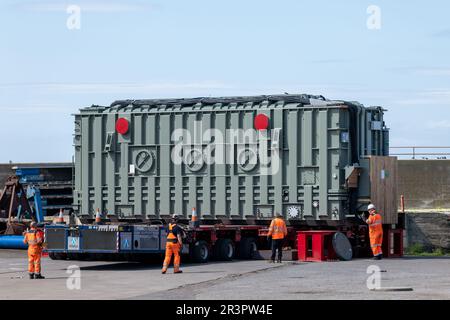 24 maggio 2023. Buckie Harbour, Moray, Scozia. Si tratta di un trasformatore elettrico molto grande caricato sul trasporto Allelys che lo trasmetterà alla centrale elettrica Keith domenica 28 maggio 2023. Questa operazione richiederà 7 ore e le strade dovranno essere chiuse. L'intero carico è molto lungo e largo, con sterzo anteriore e posteriore e tirato e spinto dai carrelli. Credit - Jasperimage/AlamyLiveNews Foto Stock