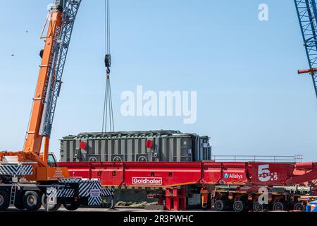 24 maggio 2023. Buckie Harbour, Moray, Scozia. Si tratta di un trasformatore elettrico molto grande caricato sul trasporto Allelys che lo trasmetterà alla centrale elettrica Keith domenica 28 maggio 2023. Questa operazione richiederà 7 ore e le strade dovranno essere chiuse. L'intero carico è molto lungo e largo, con sterzo anteriore e posteriore e tirato e spinto dai carrelli. Credit - Jasperimage/AlamyLiveNews Foto Stock