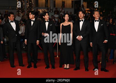 Cannes, Francia. 14th maggio, 2023. 76th Cannes Film Festival 2023, Red Carpet film " il Sol dell'Avvenire " nella foto: XA Bin Hong, HYoung Seo Kim, Kim Chang-Hoon, Joong Ki Song, Han Jae-duk Credit: Independent Photo Agency/Alamy Live News Foto Stock