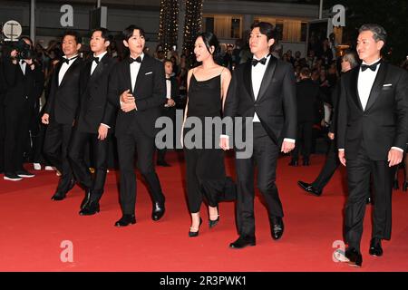 Cannes, Francia. 14th maggio, 2023. 76th Cannes Film Festival 2023, Red Carpet film " il Sol dell'Avvenire " nella foto: XA Bin Hong, HYoung Seo Kim, Kim Chang-Hoon, Joong Ki Song, Han Jae-duk Credit: Independent Photo Agency/Alamy Live News Foto Stock