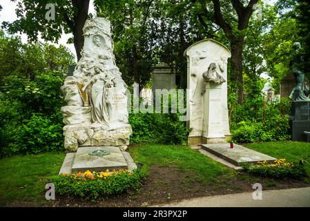 vienna, austria, 19 maggio 2023, tombe di johann strass e johannes brahms al cimitero centrale wiener zentralfreidhof Foto Stock