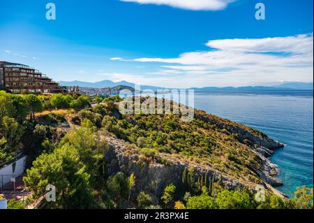 Vista attraverso la baia rocciosa scoscese scogliere di Pamukkale Foto Stock