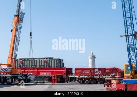 24 maggio 2023. Buckie Harbour, Moray, Scozia. Si tratta di un trasformatore elettrico molto grande caricato sul trasporto Allelys che lo trasmetterà alla centrale elettrica Keith domenica 28 maggio 2023. Questa operazione richiederà 7 ore e le strade dovranno essere chiuse. L'intero carico è molto lungo e largo, con sterzo anteriore e posteriore e tirato e spinto dai carrelli. Credit - Jasperimage/AlamyLiveNews Foto Stock
