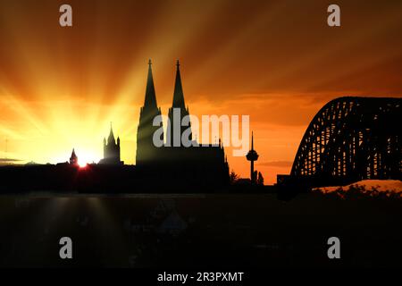 Gross Sankt Martin, cattedrale e torre televisiva al tramonto, composizione, Germania, Renania settentrionale-Vestfalia, Colonia Foto Stock