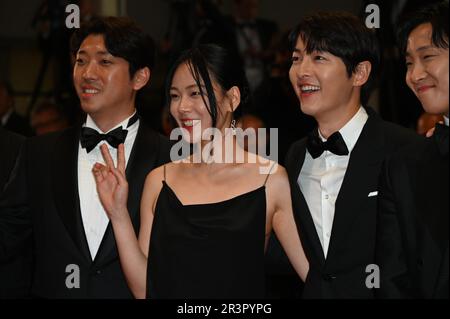 Cannes, Francia. 14th maggio, 2023. 76th Cannes Film Festival 2023, Red Carpet film " il Sol dell'Avvenire " nella foto: XA Bin Hong, HYoung Seo Kim, Kim Chang-Hoon, Joong Ki Song, Han Jae-duk Credit: Independent Photo Agency/Alamy Live News Foto Stock