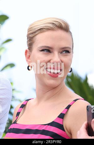Cannes, Francia. 25th maggio, 2023. Scarlett Johansson partecipa alla fotocellula "Città degli asteroidi" al 76th° festival annuale del cinema di Cannes al Palais des Festivals il 24 maggio 2023 a Cannes, Francia. DGP/imageSPACE Credit: Imagespace/Alamy Live News Foto Stock